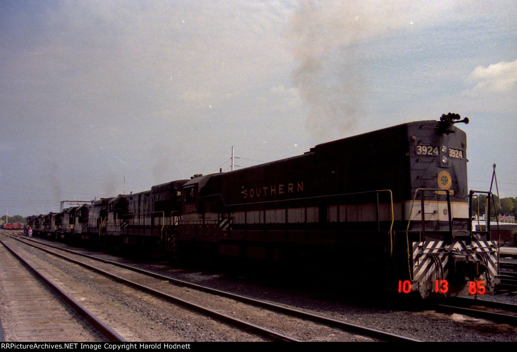 SOU 3924 and others in Glenwood Yard